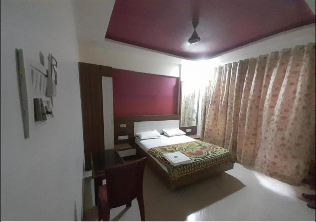 Hotel Sai Ganesh Lodging & Boarding By Wb Inn Titwala ภายนอก รูปภาพ