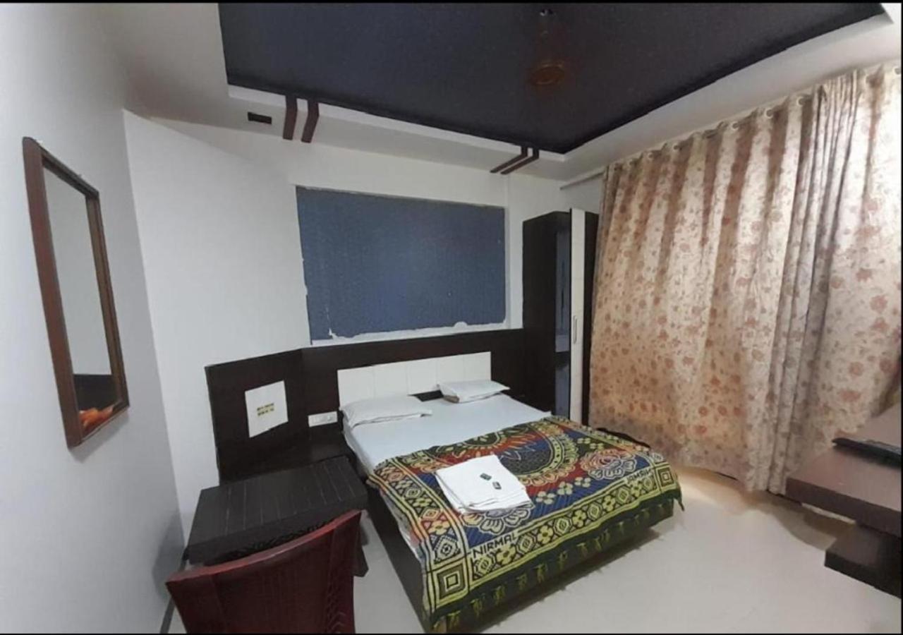 Hotel Sai Ganesh Lodging & Boarding By Wb Inn Titwala ภายนอก รูปภาพ